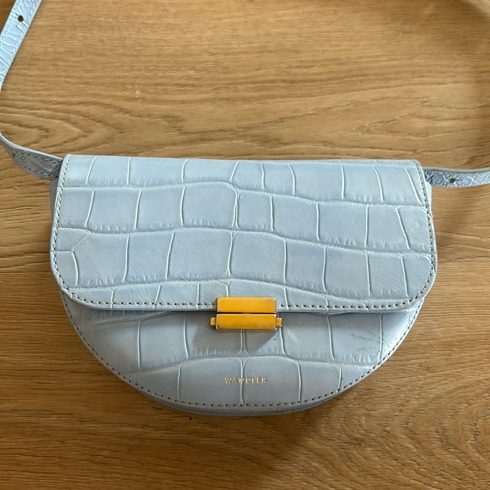 Wander Crossbody